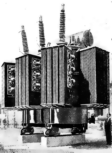 Трансформатор с трубчатыми радиаторами и вентиляторами, установленными горизонтально