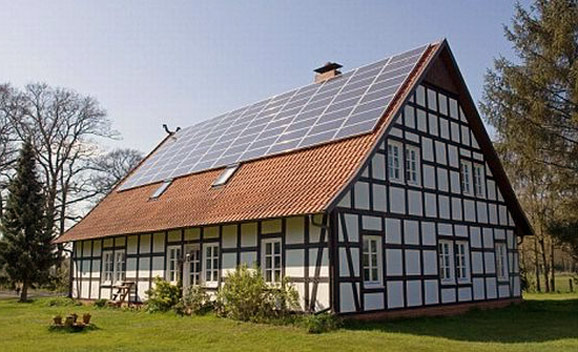  солнечная батарея на крыше дома